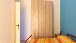 A room with a bed, a wardrobe, and a door. - Terrace With sea View, Parking Space, air Conditioning (Castelsardo)