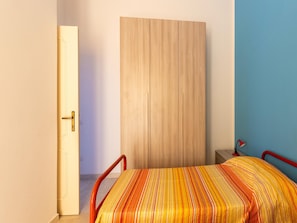 A room with a bed, a wardrobe, and a door. - Terrace With sea View, Parking Space, air Conditioning (Castelsardo)