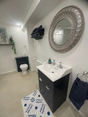 Een douche, een haardroger, handdoeken, zeep