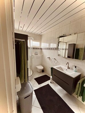 Bathroom - Vrbo Property (Noordwijkerhout)