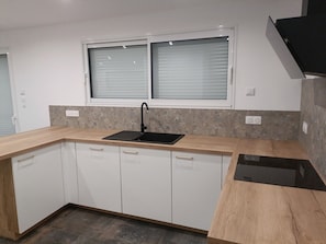 Frigorífico, microondas, horno y placa de cocina