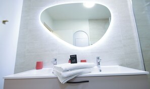 Dusche, Haartrockner, Handtücher, Seife
