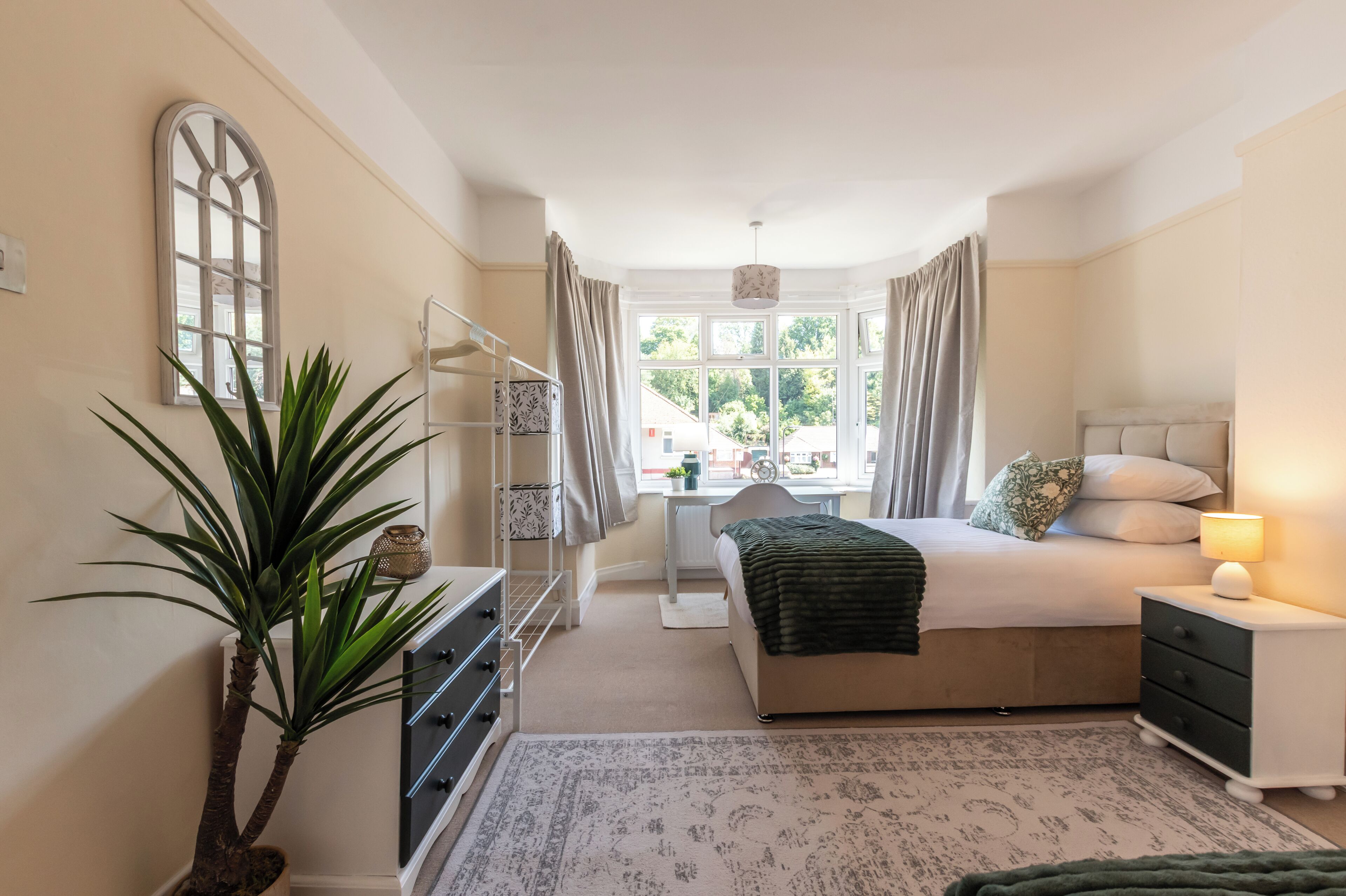 4 bedrooms, iron/ironing board, WiFi, bed sheets