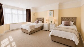 4 bedrooms, iron/ironing board, WiFi, bed sheets - Beautiful 4 Bed House, Short Walk to Southampton General Hospital, Free parking (Southampton)