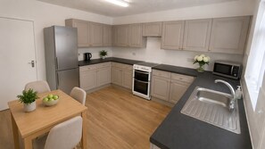 Private kitchen - Beautiful 4 Bed House, Short Walk to Southampton General Hospital, Free parking (Southampton)