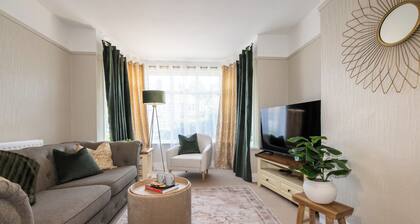 Beautiful 4 Bed House, Short Walk to Southampton General Hospital, Free parking