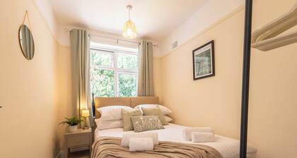 Beautiful 4 Bed House, Short Walk to Southampton General Hospital, Free parking