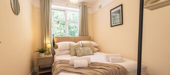 Beautiful 4 Bed House, Short Walk to Southampton General Hospital, Free parking
