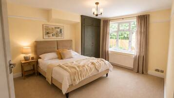 4 bedrooms, iron/ironing board, WiFi, bed sheets