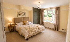 4 bedrooms, iron/ironing board, WiFi, bed sheets - Beautiful 4 Bed House, Short Walk to Southampton General Hospital, Free parking (Southampton)