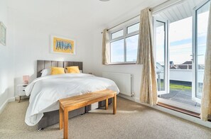 Room - Points, an art deco Wittering family seaside holiday home for 10 guests (East Wittering)