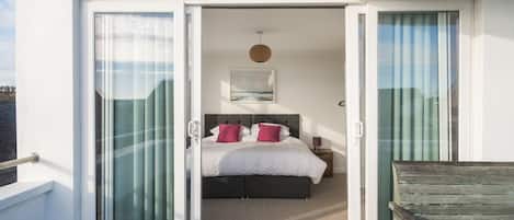 5 bedrooms, desk, iron/ironing board, travel crib
