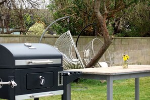 Property grounds - Points, an art deco Wittering family seaside holiday home for 10 guests (East Wittering)