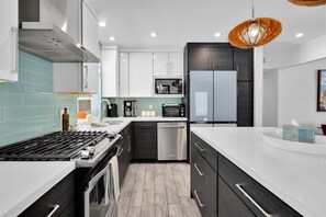 Refrigerador, microondas, horno, placa de cocina