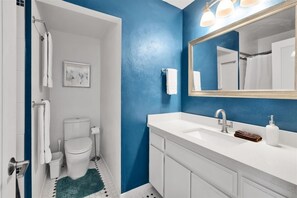 Shower, hair dryer, towels - The Marlon Blando - A Ryson Property (Palm Springs)