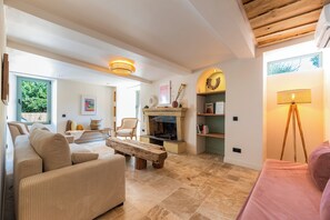A living room with a fireplace, sofas, a coffee table, and a lamp. - VILLA 6 BEDROOMS 7 BATHROOMS WITH SWIMMING POOL Lovely garden with pétanque court. (Sainte-Maxime)