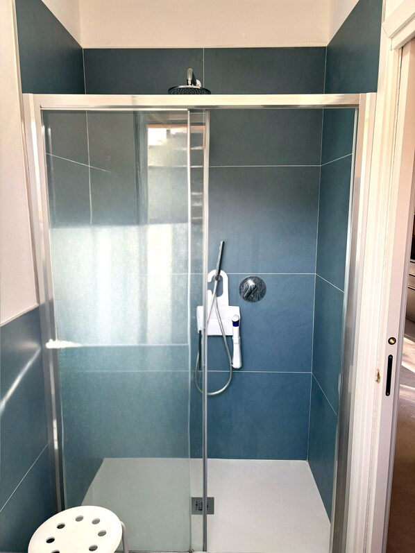 Dusche, Haartrockner, Bidet, Handtücher