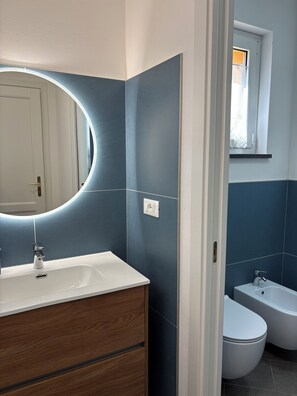 Dusche, Haartrockner, Bidet, Handtücher