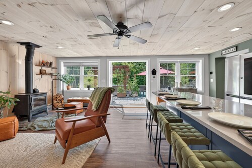 Pondview Cabin:  King Bed, Hot tub, Private Acres, Amazing Views