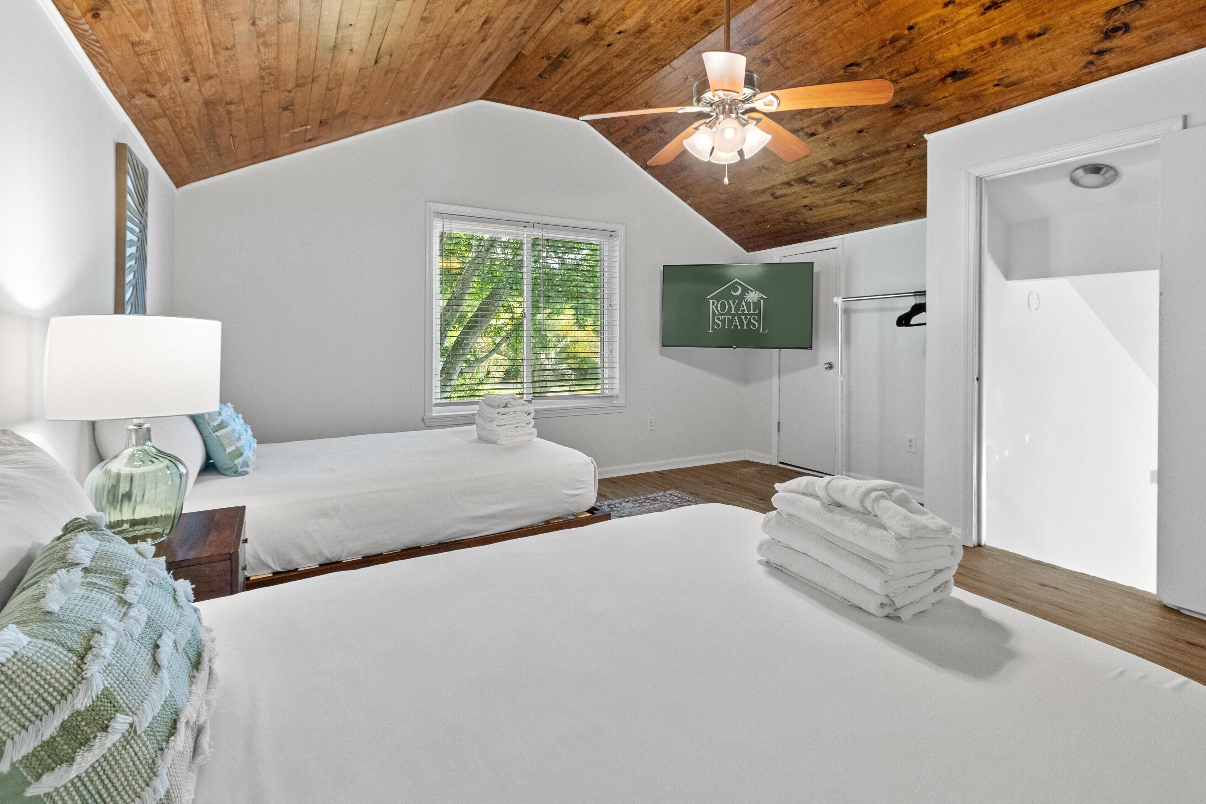 5 bedrooms, iron/ironing board, internet, bed sheets