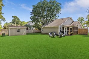 Outdoor dining - The Ramblewood-Large Fenced in Yard-Pet Friendly (Mt Pleasant)
