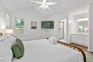 Iron/ironing board, Internet, bed sheets - The Ramblewood-Large Fenced in Yard-Pet Friendly (Mt Pleasant)