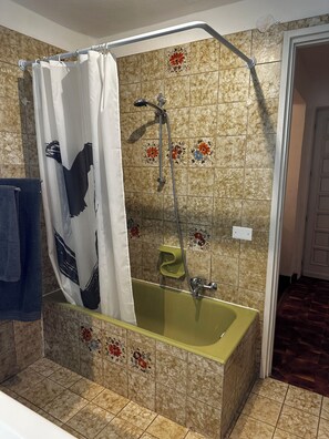 Sèche-cheveux, bidet, serviettes fournies, savon