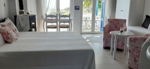 Tabla de planchar con plancha, wifi y ropa de cama