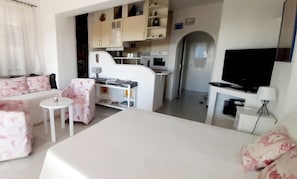 Tabla de planchar con plancha, wifi y ropa de cama