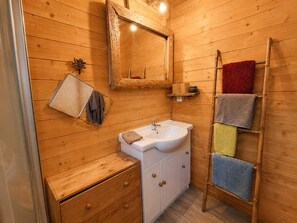 Shower, hair dryer, toilet paper - Vrbo Property (Arreau)