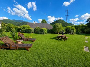 Outdoor dining - Vrbo Property (Arreau)