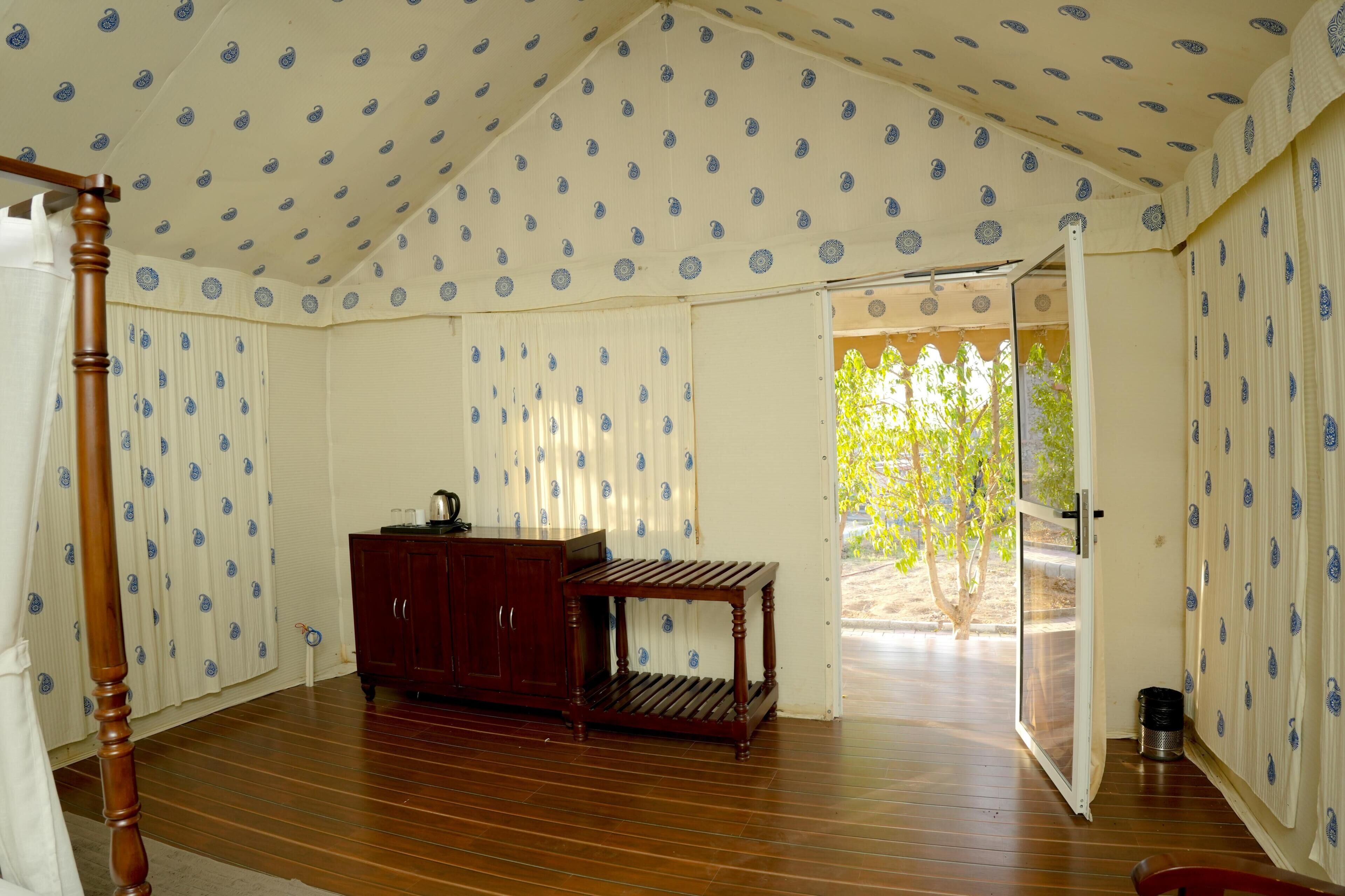Tente Confort, salle de bains privée, côté jardin | Intérieur