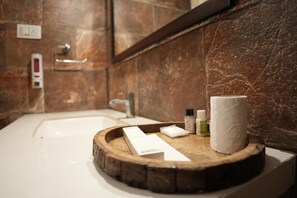 Luxury-Zelt | Badezimmer | Handtücher, Seife, Shampoo, Toilettenpapier