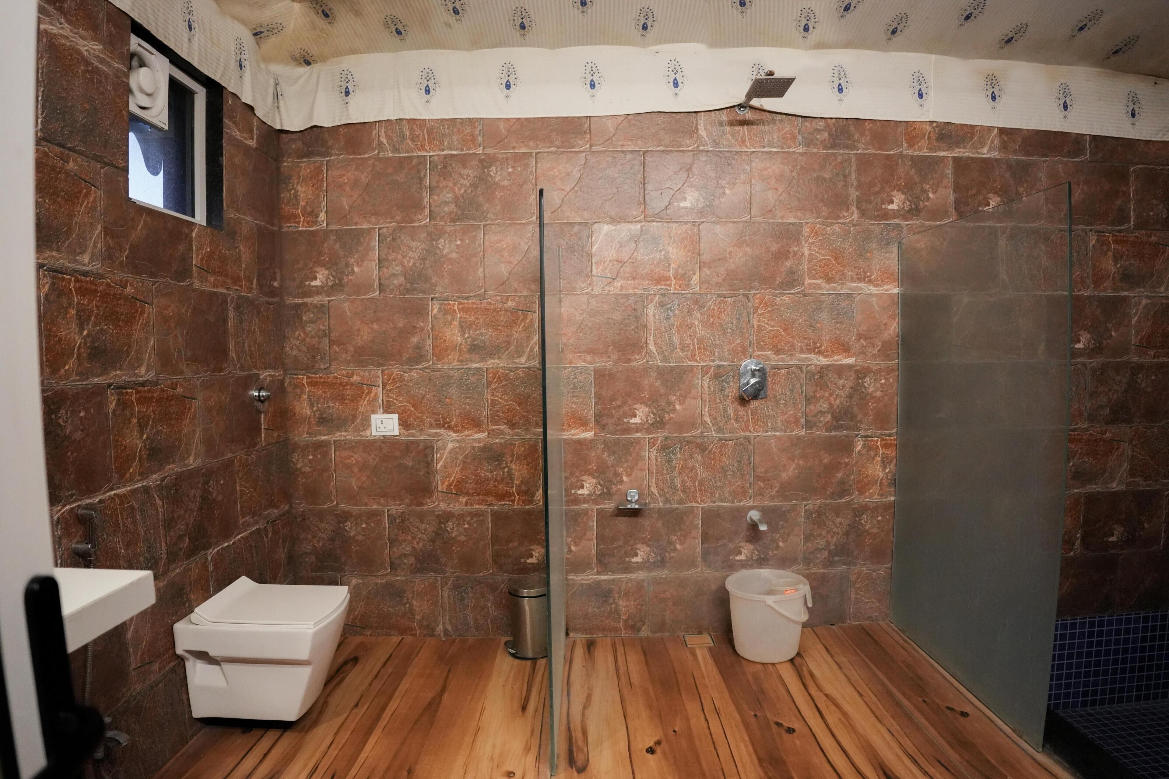 Un baño con ducha, inodoro y lavamanos.