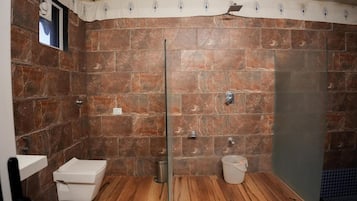 Un baño con ducha, inodoro y lavamanos.