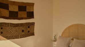 Tabla de planchar con plancha, wifi y ropa de cama 