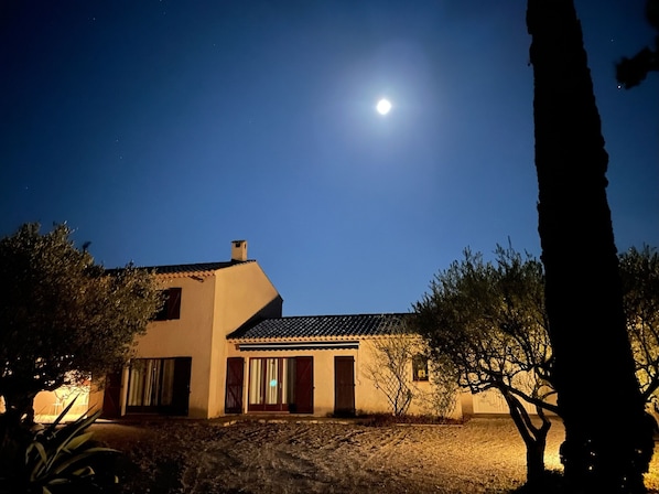 A building with a tiled roof, a visible door, and a window. - Large villa with pool in Salernes / Var (Salernes)