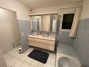 Asciugacapelli, asciugamani, sapone, carta igienica