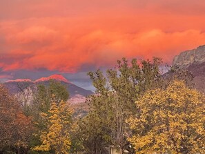 A mountainous landscape with autumn foliage and a sunset sky. - Private castle for up to 20 people – Domaine Désirée (Méreuil)