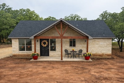 🌿 Welcome to Your Lakefront Escape <br>Slow down, unwind, & enjoy the peaceful beauty of the lake from this brand-new cottage-inspired retreat.