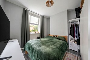 1 habitación, tabla de planchar con plancha, wifi y ropa de cama 