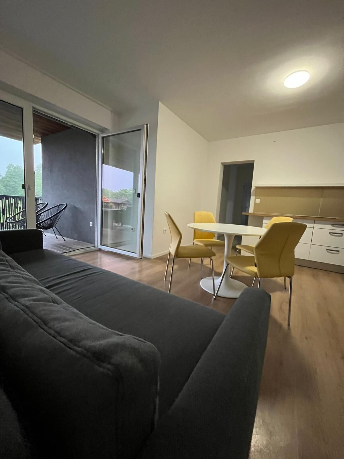 Apartamento conforto, sacada, vista para o jardim | Área de estar