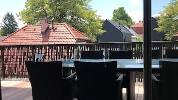 Apartamento conforto, sacada, vista para o jardim | Opções para refeição ao ar livre