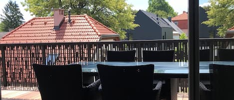 Lägenhet Comfort - terrass - utsikt mot trädgården | Restaurang utomhus