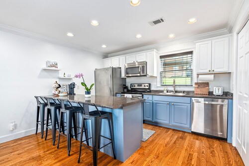 New! 1 Bedroom/1 Bathroom condo close to AU Campus! Sleeps 4!