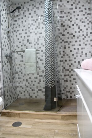 Douche, sèche-cheveux, serviettes fournies