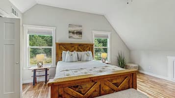 4 bedrooms, desk, WiFi (free), bed sheets