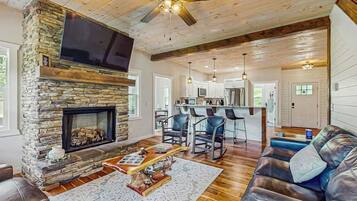 Smart TV, fireplace