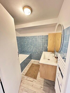 Een bidet, handdoeken, toiletpapier