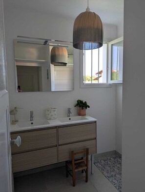 Douche, sèche-cheveux, serviettes fournies, papier toilette